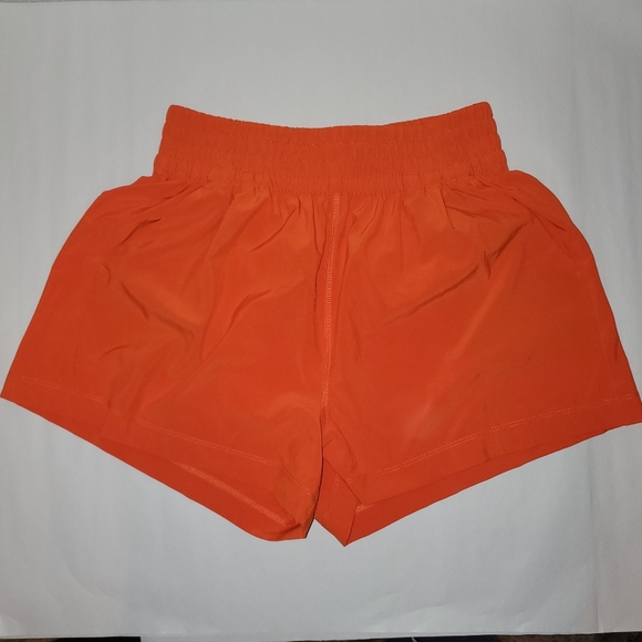 Vuori Villa Short in Bright Poppy Size S - Picture 2 of 8